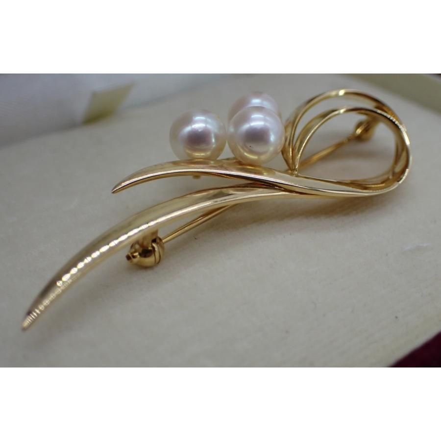 明治真珠ブローチ（例：華やかな花モチーフ）