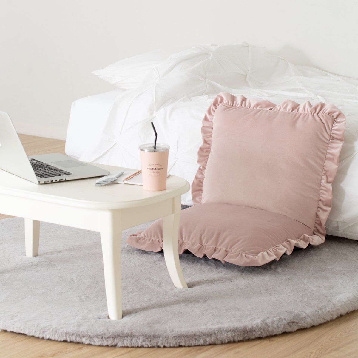 Francfrancのある生活 フリルが可愛いコンパクトサイズの座椅子