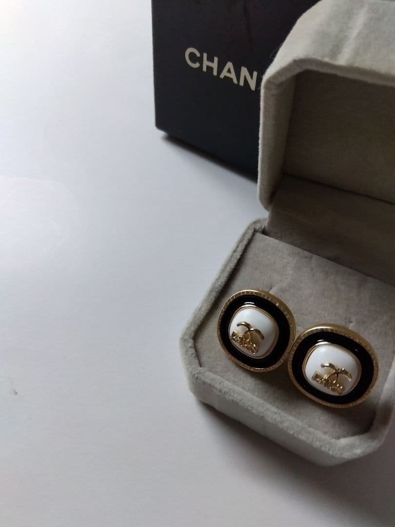 CHANEL ゴールドホワイトロゴ ピアスノベルティ #1 - メルカリ