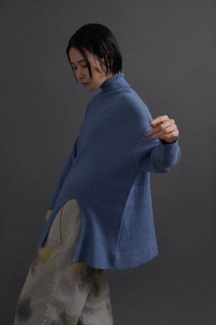 CYAN TOKYO 】アシメスリットリブオーバータートル (407281) | LARACROFT